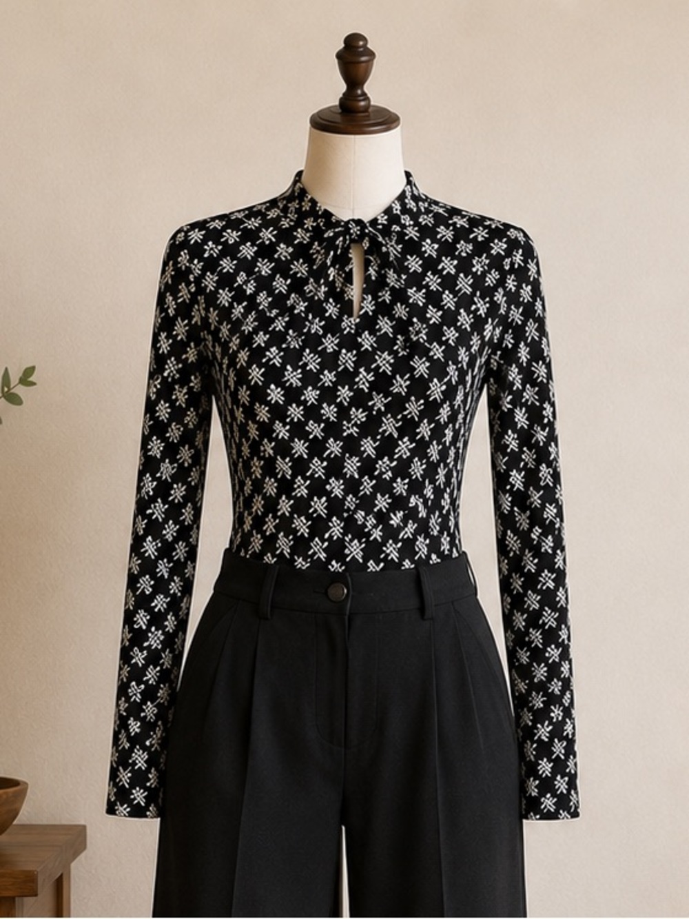Chic RW&CO Black White Geometric Twist Neck Top S Office Siren Corporate